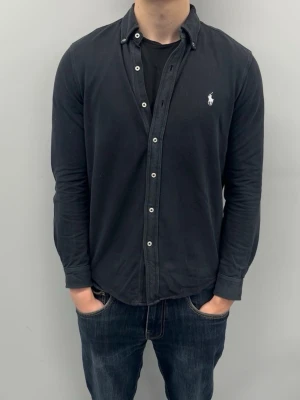 Ralph Lauren skjorta - Fint skick inga defekter. Featherweight mesh så lite finare ock skönare material än vanlig bomull.| modellen är 185 cm lång och väger ca 76 kg