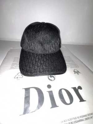 Svart D.I.O.R keps - Helt ny. Skriv till mig för mer frågor eller bilder!