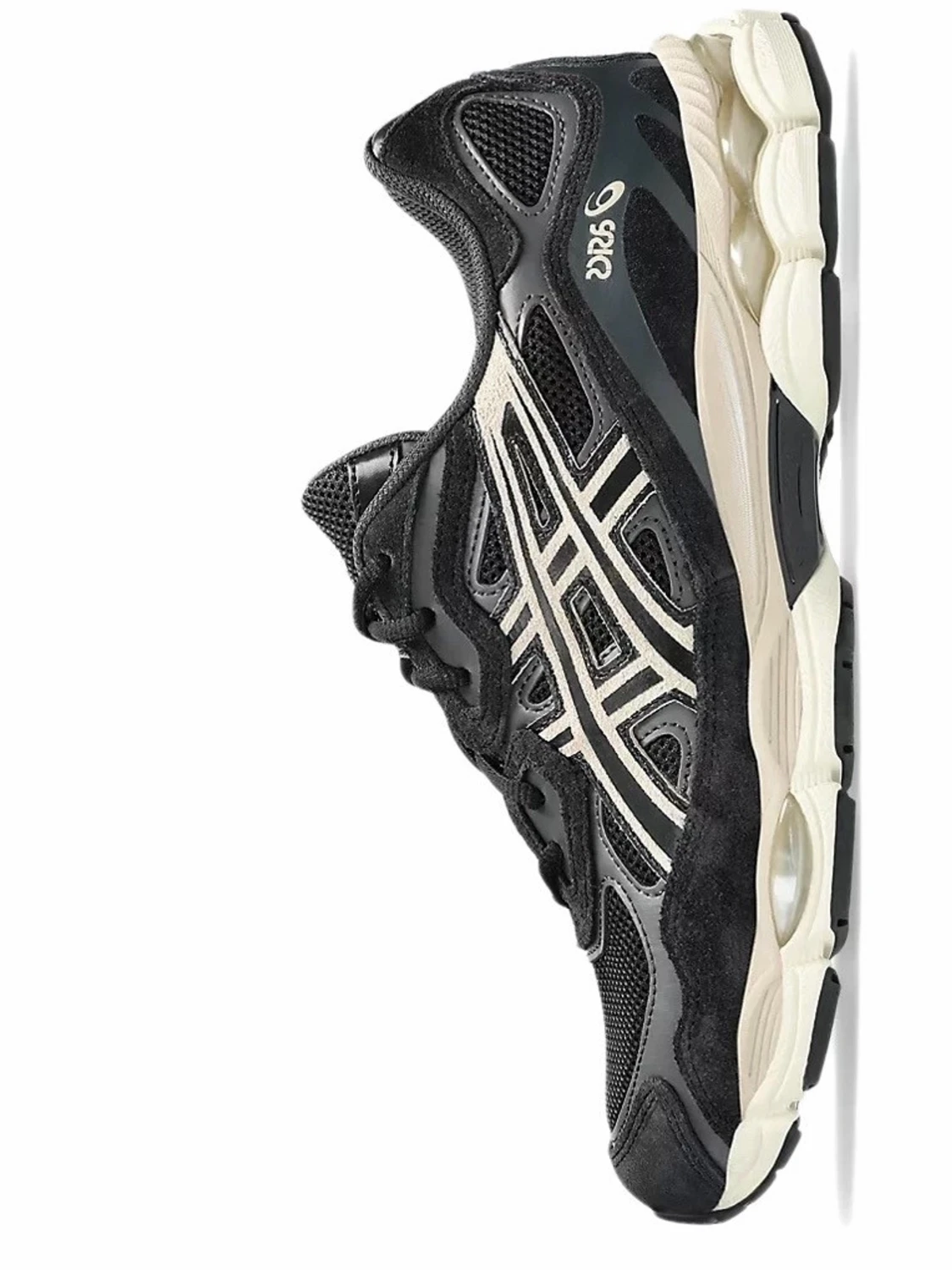 Svarta ASICS sneakers med beige detaljer