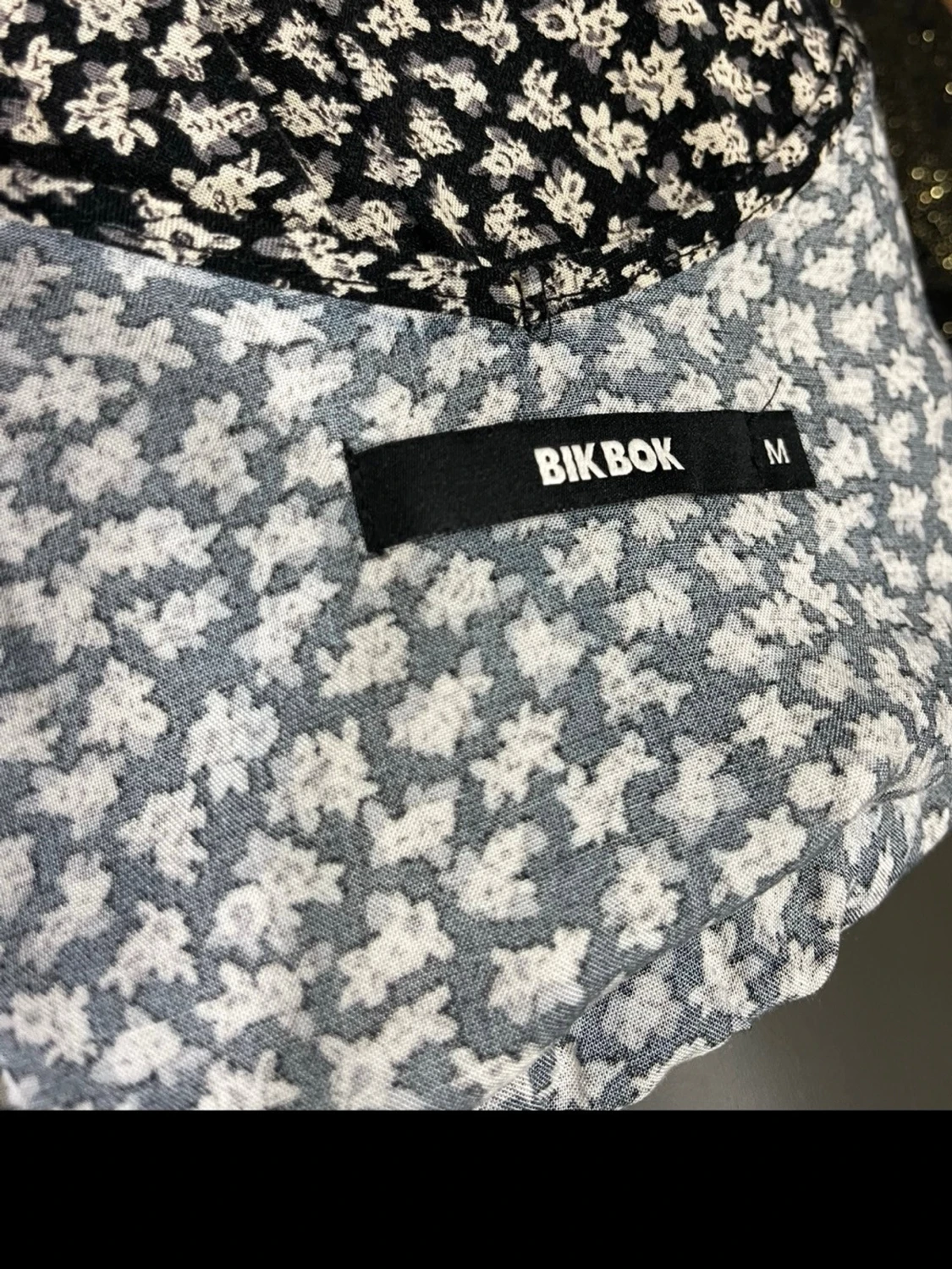 Svart jumpsuit med småblommigt mönster - 2