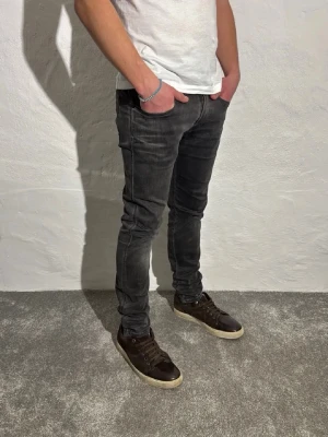 Replay jeans  - Ett par snygga jeans från Replay i storlek W31 L32 i modellen Anbbas 