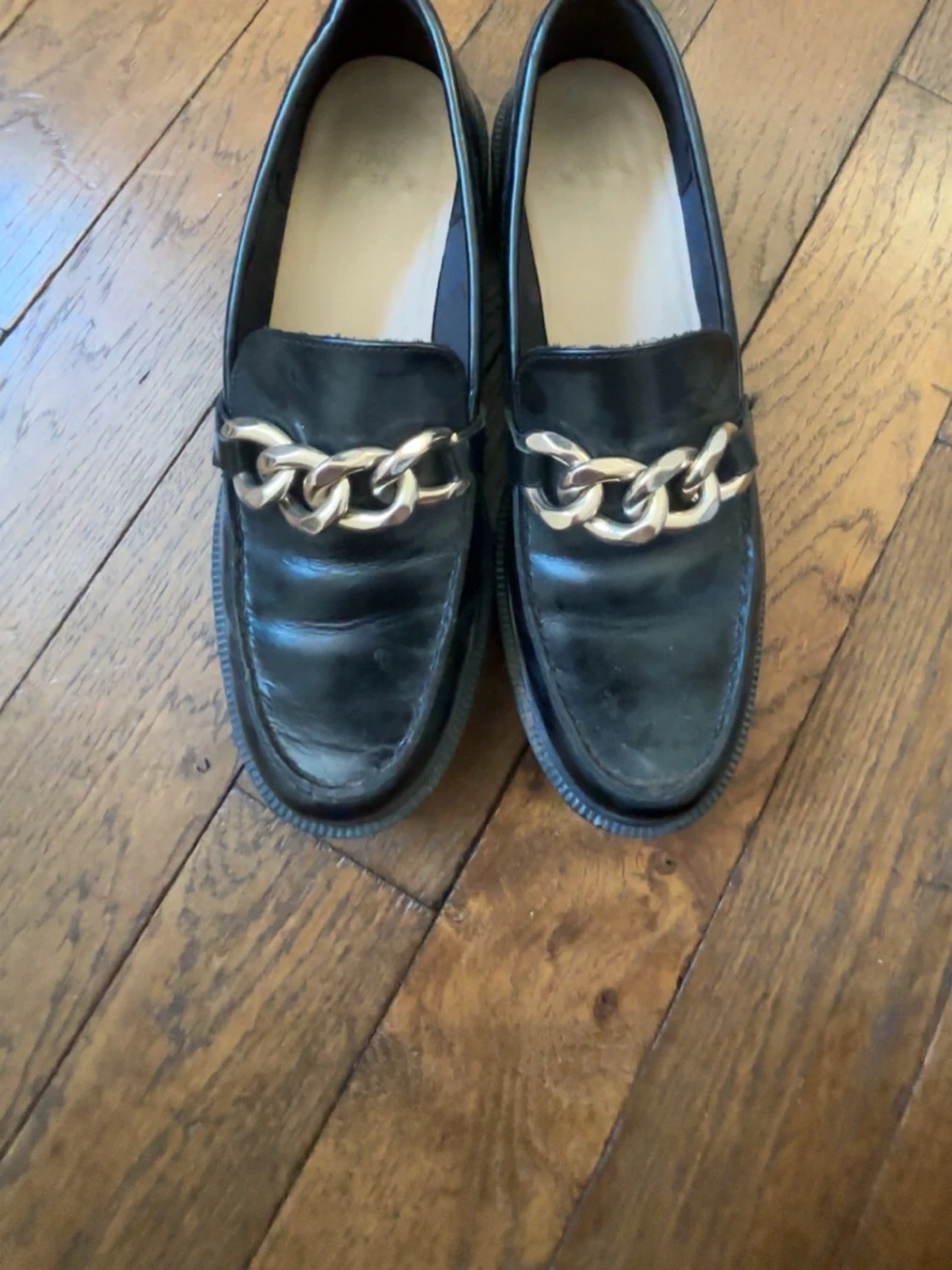 Svarta loafers med kedjedetalj