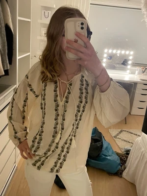 Blus ifrån primark - Jättefin blur ifrån primark med blommor, den är L men passar oversized på mig som oftast bär xs och är ca 167 cm