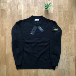 Stone Island Tröja - Säljer en svart Stone Island stickad tröja i storlek M. Helt ny med tags kvar, aldrig använd. Stilren och premium kvalitet som passar till allt. 📦 Skickas snabbt och säkert ✅ Helt nytt skick 📏 Storlek: M Skriv vid frågor eller intresse 😊
