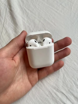 Airpods - Säljer nu dessa airpods till ett schysst pris! Har tyvärr inte koll på vilken modell det är då jag har fått dem av en vän, men det är inte någon ny modell. Däremot funkar dem precis som de ska! Hör av dig vid funderingar!