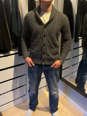 Cardigan - Riktigt snygg stickad mörkgrå cardigan. Storleken är M, tveka inte på att höra av dig vid eventuella funderingar!🫠