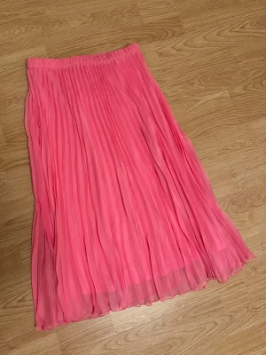 Plisserad rosa långkjol - Plisserad rosa kjol från H&M i strl S