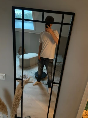 Mörkblå slitna jeans från Jack & Jones  - Säljer ett par mörkblå jeans med slitningar i passform slim/glenn och tvättade detaljer. Jeansen har smal passform och klassisk femficksdesign. Perfekta för dig som gillar en trendig och avslappnad stil. Storlek: W31/L32
