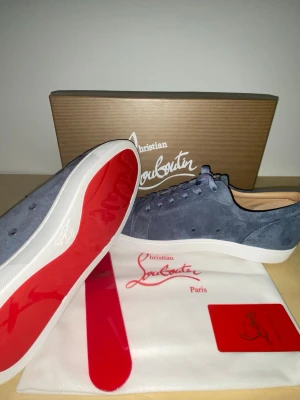 Louboutin skor - Oanvända och allting i bilden ingår. Prutning vid snabbköp, skriv gärna för mer info.