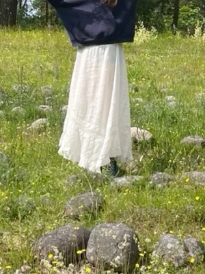 Vit kjol från urban outfiters - Köpte kjolen för ett år sen och har kommit till användning men tycker inte om den. Den är en XL men passar även S (midjan är stretching) så den passar alla storlekar från XS-XL. Den har några lösa trådar som hänger nertill men det syns inte och är inte störande. Annars finns det ingen synligt slitage. Den är osymmetrisk.