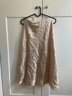 Beige Satinkjol  - Créme/beige Satinkjol från HM i stl 36🌸