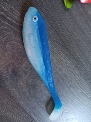 Blått fiskbete i mjukplast - Säljer ett blått fiskbete i mjukplast med vit undersida och realistiskt fisköga. Perfekt för dig som gillar fiske och vill locka större rovfiskar. Betet har en smal kropp och paddelstjärt för naturlig rörelse i vattnet. Hemma gjorda 