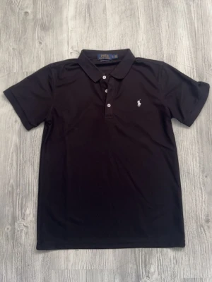 Svart polo pike - Storlek S dm vid intresse