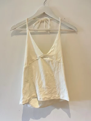 halter neck topp - Vit topp från Lager 157 med knytning upp bakom nacken