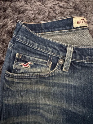 Hollister lågmidjade vintage jeans  - Skitsnygga lågmidjade Hollister jeans. Som man ser på sista bilden har de en fläck som förmodligen går bort i tvättmaskinen ❣️ Stolek S!