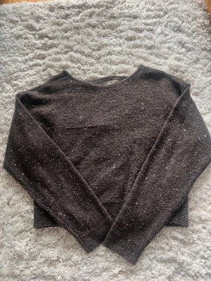 Brun stickad tröja med glitterdetaljer - Super söt stickat glitter tröja som passar perfekt till en fest eller nyår tillexmepel!! Nästan aldrig använd. Öpen rygg 😍❤️