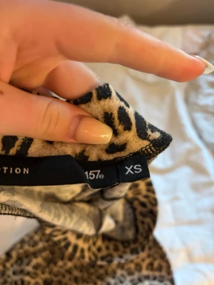 Leopardmönstrad långkjol XS - Säljer en snygg långkjol i leopardmönster. Kjolen har en rak passform och är i mjukt, stretchigt material som känns bekvämt mot huden. Perfekt för dig som vill sticka ut lite extra med ett djurmönster.