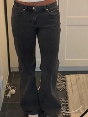 Svarta bootcut jeans med låg midja - Skit snygga! 