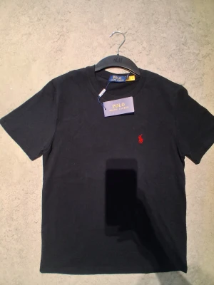 Polo Ralph Lauren T-shirt  - Helt ny polo Ralph Lauren T-shirt svart för endast 199kr, 100% bomull och storlek S. Har ni funderingar eller är intresserad skriv till mig.