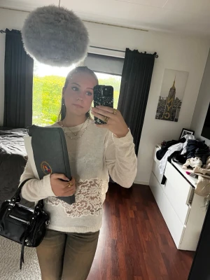 Vit tröja med spetsdetaljer - Säljer en vit tröja med snygga spetsdetaljer över bröstet och magen. Tröjan har rund halsringning och långa ärmar med ribbade muddar.  Från Zara 
