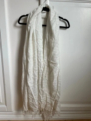 Scarf - Vit scarf med silver detaljer. I fint skick! 🌸