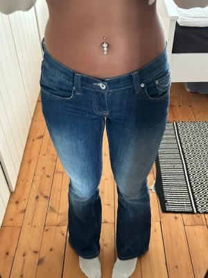 Blå bootcut jeans - Säljer nu mina lågmidjade bootcut jeans från Gina Tricot! De är i storlek 36 men passar mig som vanligtvis har mellan 32-36. De är använda ca 5 gånger och är därav i nyskick. Pm för mer info! 🌸