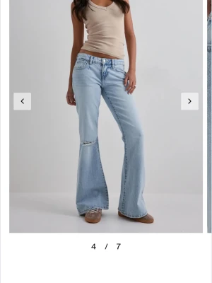 Ljusblå bootcut jeans med slitning - Säljer ett par ljusblå jeans från Gina. Oandvända då de är försmå för mig. Jag är 170 cm lång och de går ner till golvet. Skriv gärna vid frågor💕