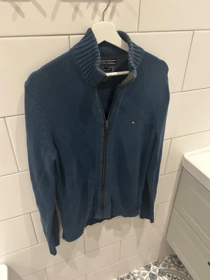 Tommy Hilfiger full zip - En blå full zip ifrån Tommy Hilfiger Storlek: S men passar även M Skick: Bra skick Nypris: 1500 SEK Passform: Normal Skickss inom 24h😁