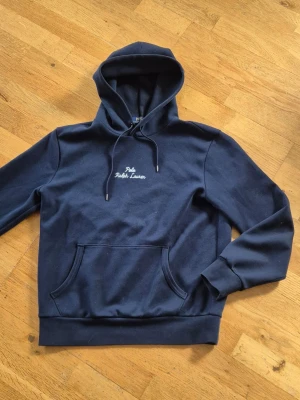 Ralph lauren hoodie - Ralph lauren hoodie i bra skick, självklart äkta. Passar bäst om du är runt 180