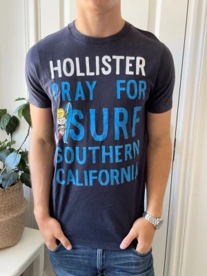 Hollister t-shirt  - Hollister t-shirt, Inga defekter! Modellen i bilderna är 180 cm 75 kg och bär Storlek L , Kom med frågor! 🌟 (Kan gå ned i pris vid köp av paket 😉) 