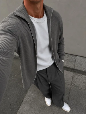 Grå ribbad ziptröja från Ljung - Tjena! Säljer en riktigt snygg stilren ribbstickad half-zip från Ljung by Marcus Larsson i klassisk passform 😊 Passar perfekt till sommarens sena kvällar Nypris ca 1500kr Grå / mörkgrå färg Storlek M  Mycket gott begagnat skick, väl omhändertagen Öppen för snabba affärer så släng iväg bud 🤝 Kika andra annonser, säljer mycket liknande 😊 