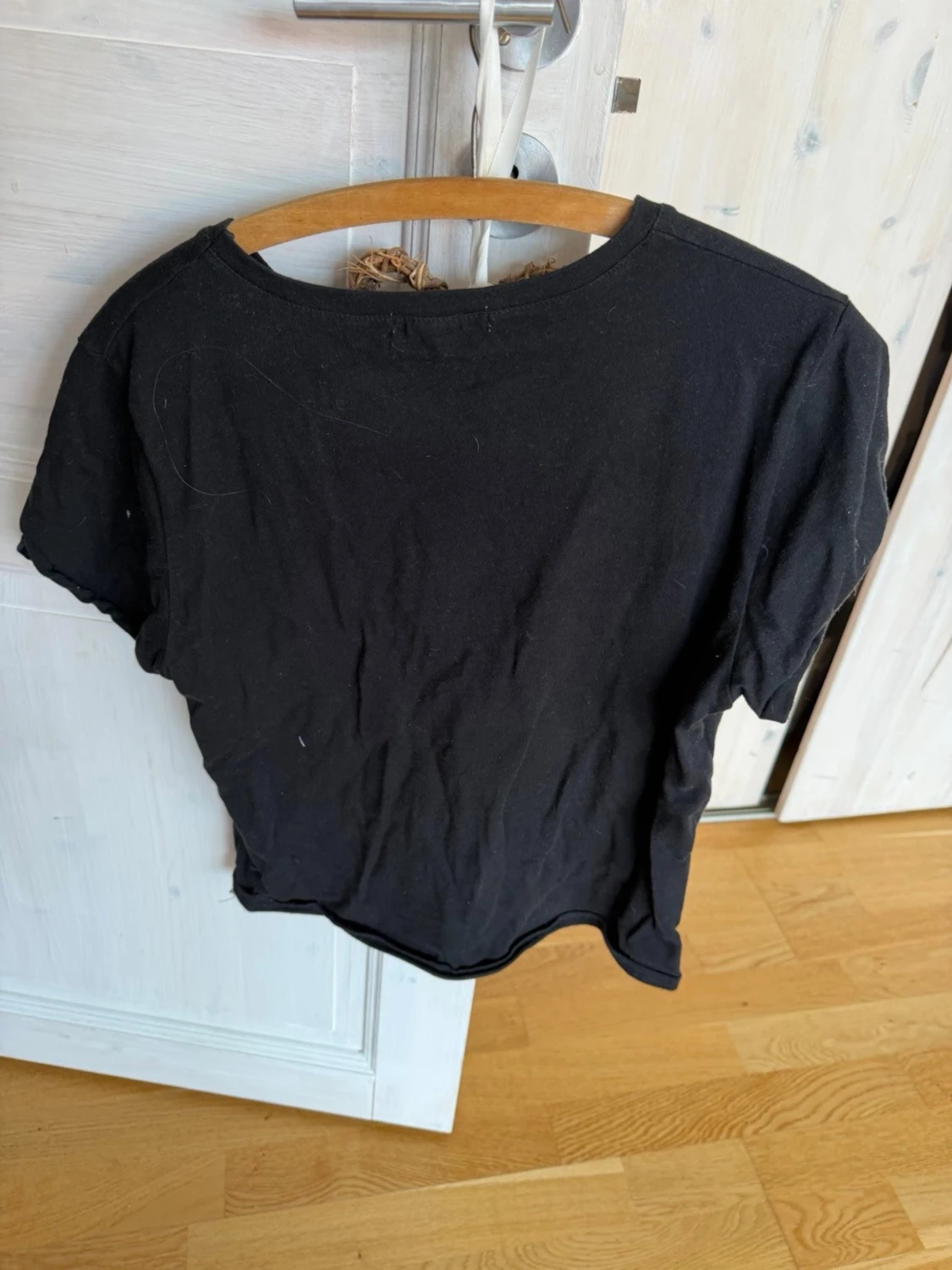 Svart crop top med rosbroderi - 2