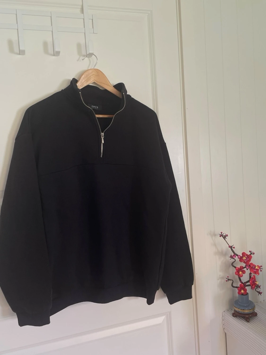 Svart sweatshirt med halv dragkedja - 1