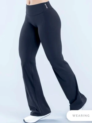 Dfyne origin flares - Storlek S i regular längd, färgen midnight black