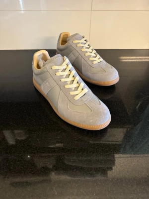 Maison Margiela Skor - Feta Marison Margiela skor i grå | EU 44 |Dem är i ett väldigt fint skick och inga tecken av användning | Endast skor medföljer | Tveka inte att kontakta oss vid minsta fundering!