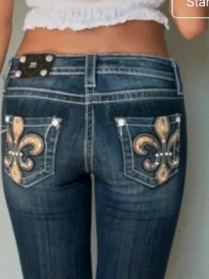 Miss me jeans - Miss me jeans med fina detaljer bak och med det populära märket. Jättebra kvalitet och priset kan diskuteras. Säljer eftersom jag inte tycker att jag passar i de💞💞 Ganska mycket stretch.      