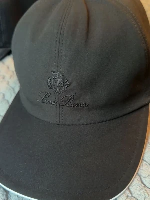 Svart keps från Loro Piana - Snygg svart keps från Loro Piana passar alla, men den passar nog bäst på någon med storleken S/M/L 