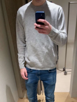 Sweatshirt  - En grå sweatshirt från Massimo Dutti som knappt är använd men köpte för ett tag sen, nypris ligger på 1200kr gissningsvis (kommer ej ihåg) men den är så gott som ny. 