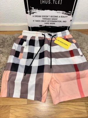 Burberry shorts  - Helt ny aldrig använd