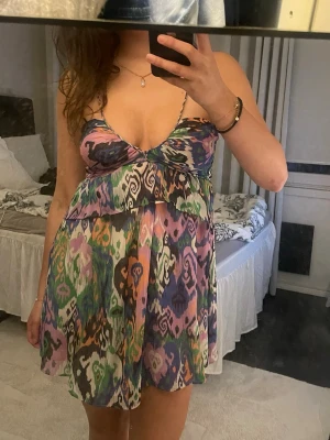 Färgglad  klänning från Zara - Säljer en färgglad kort klänning från Zara, storlek S fint skick 🥰