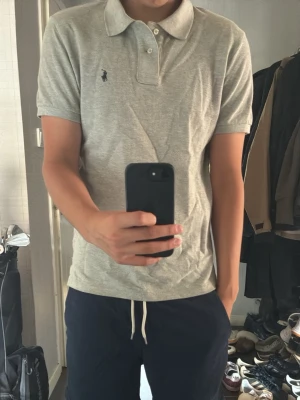 Ralph lauren pike - Grå pike i storlek barn XL men sitter typ som en S, den är i bra skick och mitt pris är 300