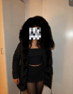 Parka jacka - Storlek S men passar även M. Äkta päls. Väldigt bra skick. Vid snabbäffar så kan vi diskutera  priset.