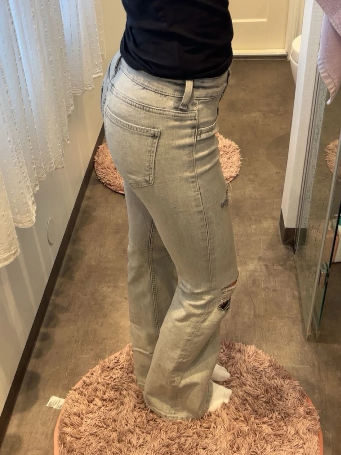 Ljusgråa bootcut jeans med slitningar