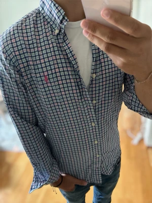 Rutig skjorta från Polo Ralph Lauren - Lite tunnare material, storlek s men passar lite större | bra skick och skriv vid funderingar!