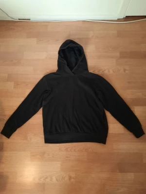 Svart hoodie - Svart simpel hoodie från Kappahl. Den är i storlek 158/164 vilket ungefär motsvarar XS. Materialet är bomull och polyester ☀️