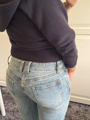 Brandy Melville Lowwaist Jeans - Säljer då de är lite för långa för mig! Innerben: 85cm Midja: 80 cm runt
