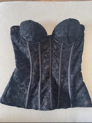 Svart korsett topp - Helt ny korsett topp från Zara i spets med prislapp kvar, endast provad. Säljer då den inte passade mig i kupan 🥹storlek S men passar även XS väldigt bra.  