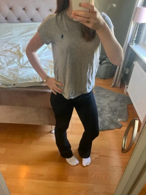Svarta jeans - Svarta jeans från weekday, de har tecken på användning men inget som syns på håll. Storlek W26 L30, nypriset är 400. Skriv gärna vid frågor!