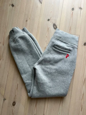 Mjuksbyxor - Peak Performance - Ljusgrå mjukisbyxor / sweatpants  från Peak Performance. Storlek XS. Längd ca 100cm, innerbenslängd ca 70cm. I mycket fint skick! 🌸