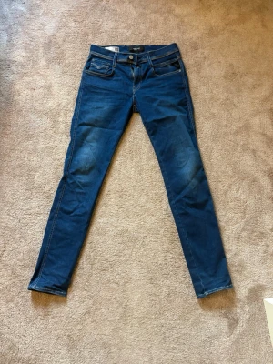 Mörkblå skinny jeans med stretch - Säljer ett par mörkblå slim jeans med stretch och klassiska fem fickor. Passar perfekt till en avslappnad stil och har en modern, smal passform. 29/32